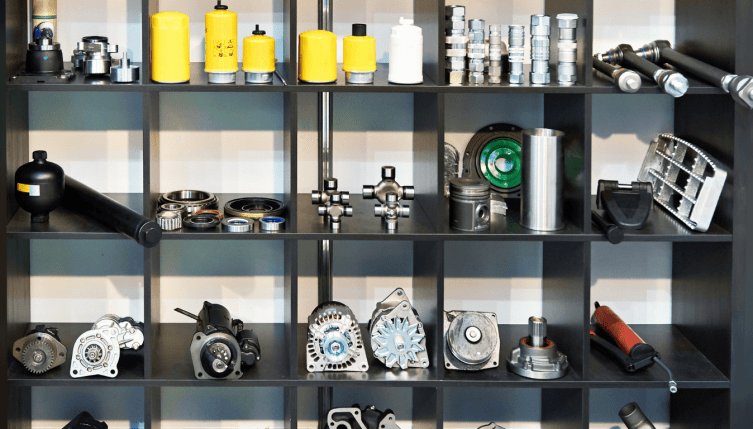 Estantería organizada con recambios originales para maquinaria agrícola