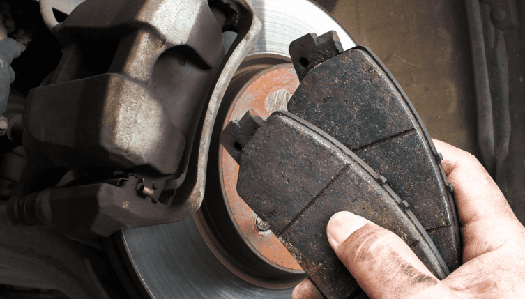 Detalle de un sistema de frenos de maquinaria agrícola en buen estado, mostrando discos y componentes principales