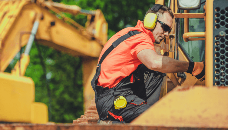 Técnico realizando mantenimiento excavadoras durante revisión en obra