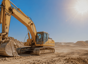 Excavadora en una obra durante el verano, ejemplo de maquinaria preparada para evitar averías por calor y sobrecalentamiento.